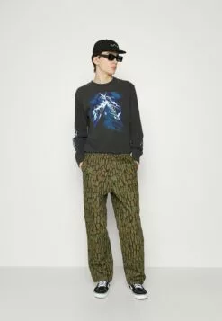 HUF Triangle Of Lightning- Longsleeve - Black 10 HUF Triangle Of Lightning- Longsleeve - Black -Huf Winkel 0d28449180cd45e1a873d752e1f9060e