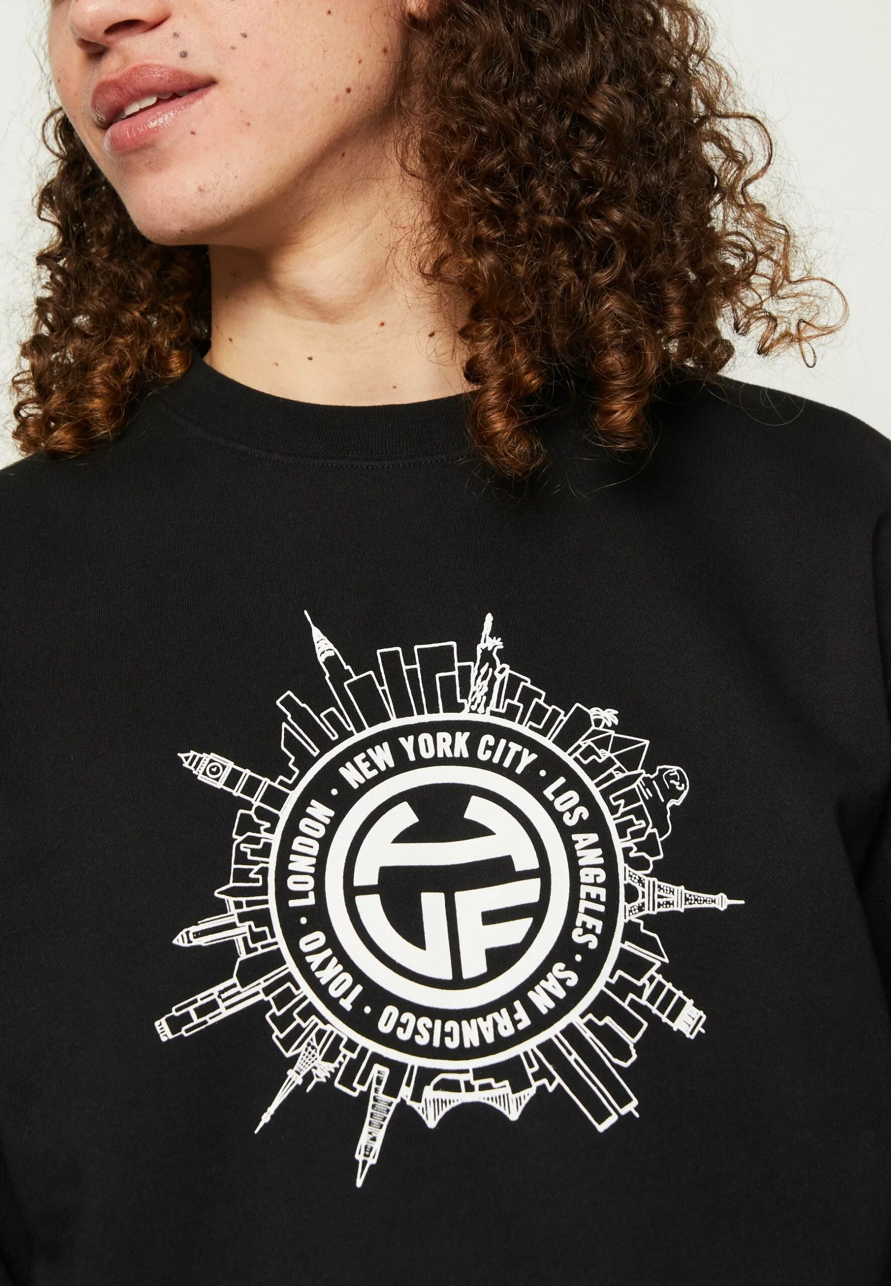 HUF Internationally Known Crewneck Unisex - Sweater - Black 6 HUF Internationally Known Crewneck Unisex - Sweater - Black - Afbeelding 6