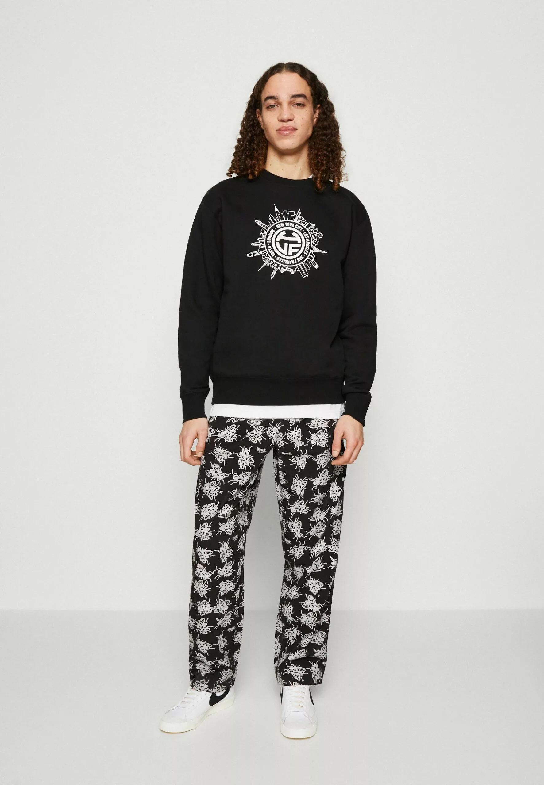 HUF Internationally Known Crewneck Unisex - Sweater - Black 2 HUF Internationally Known Crewneck Unisex - Sweater - Black - Afbeelding 2