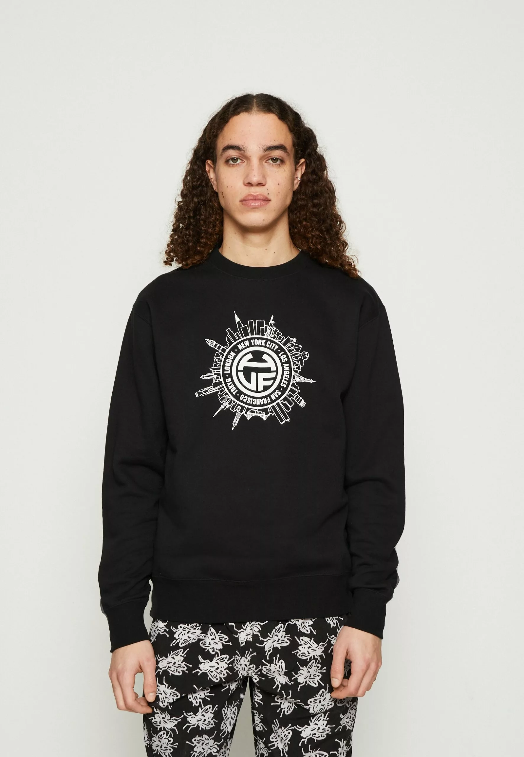 HUF Internationally Known Crewneck Unisex - Sweater - Black 1 HUF Internationally Known Crewneck Unisex - Sweater - Black