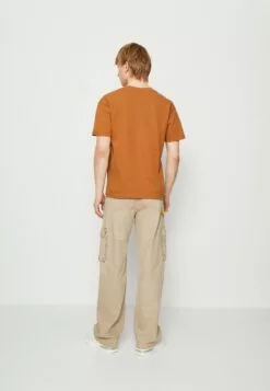 HUF Street Level Tee Unisex - T-Shirt Print - Rubber -Huf Winkel 9338033b3f43499591292d0765f1d693