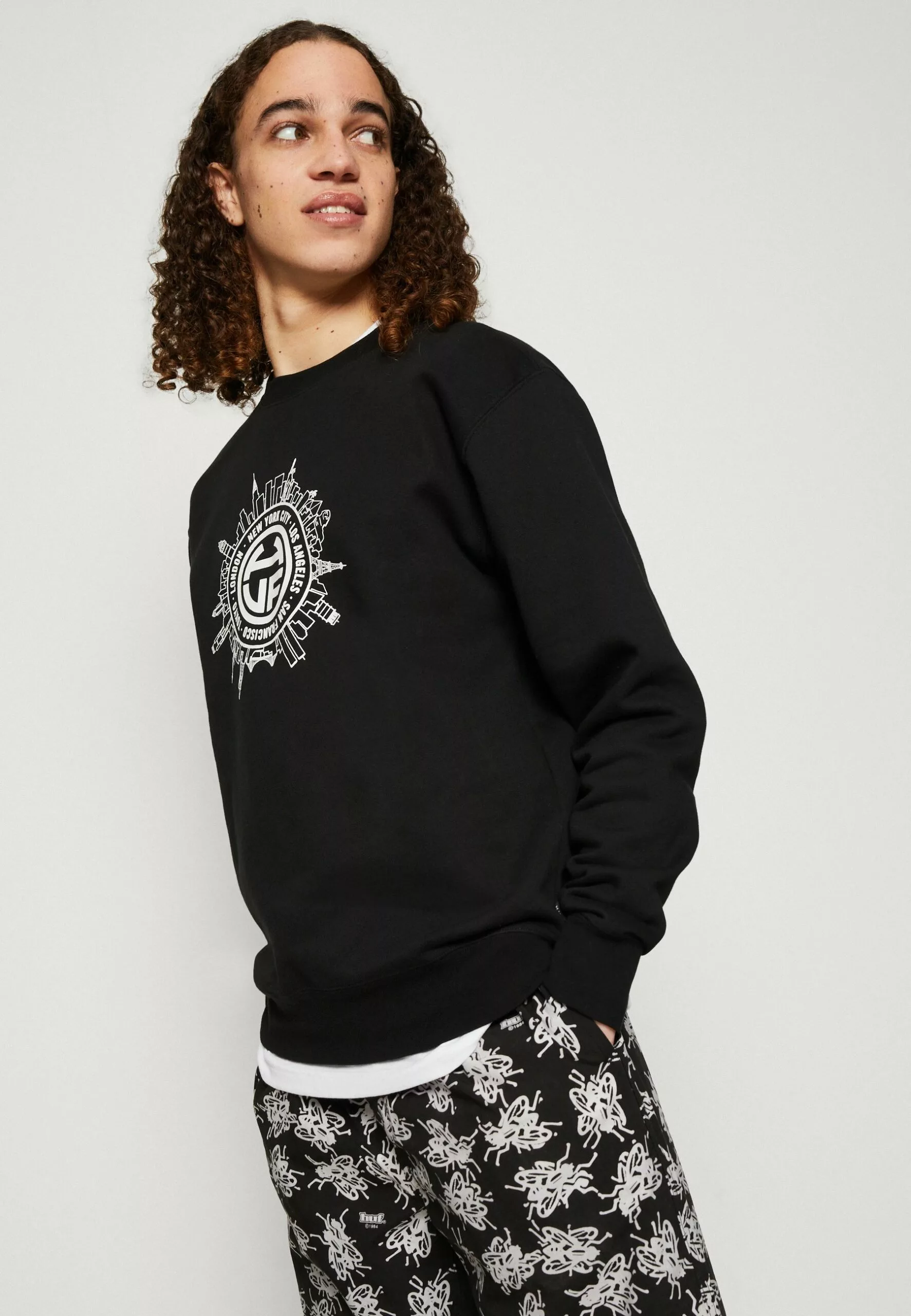 HUF Internationally Known Crewneck Unisex - Sweater - Black 4 HUF Internationally Known Crewneck Unisex - Sweater - Black - Afbeelding 4